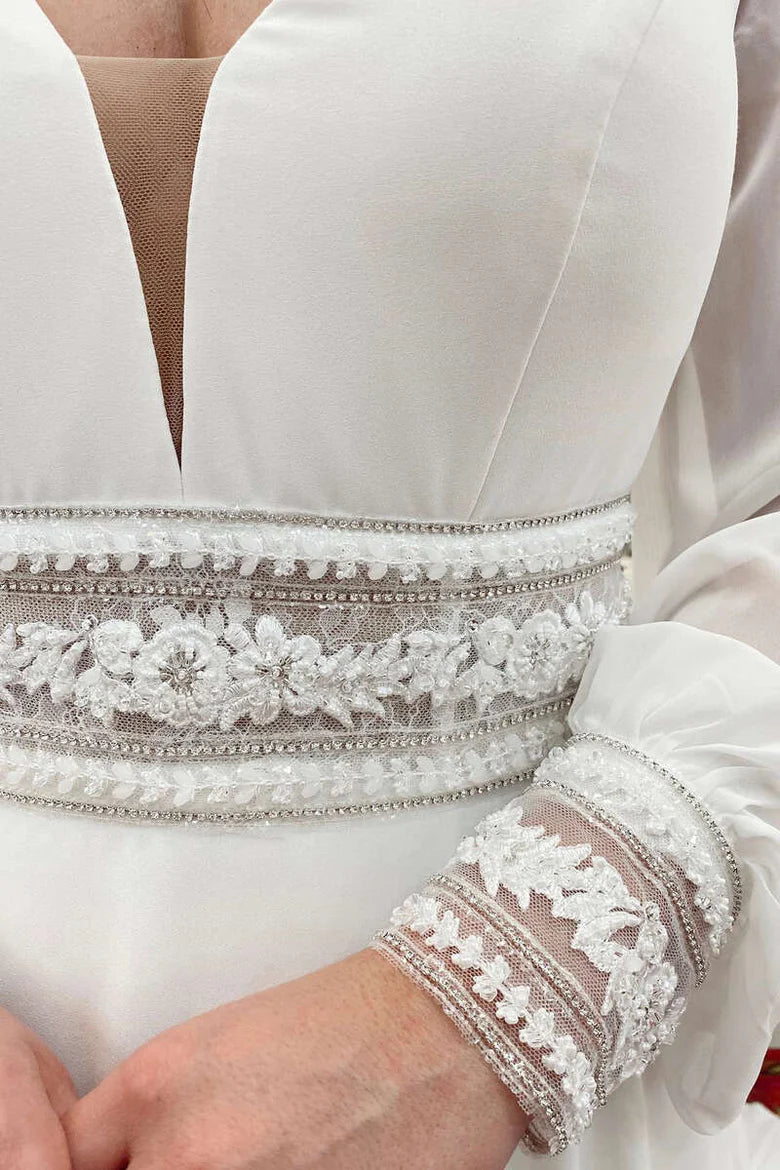 Vestido de novia con escote en V profundo y mangas en forma de A